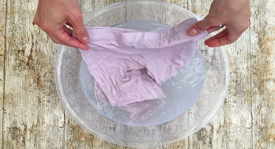 Manchas en ropa blanca: Usa blanqueador sin cloro y deja reposar la prenda por 30 minutos