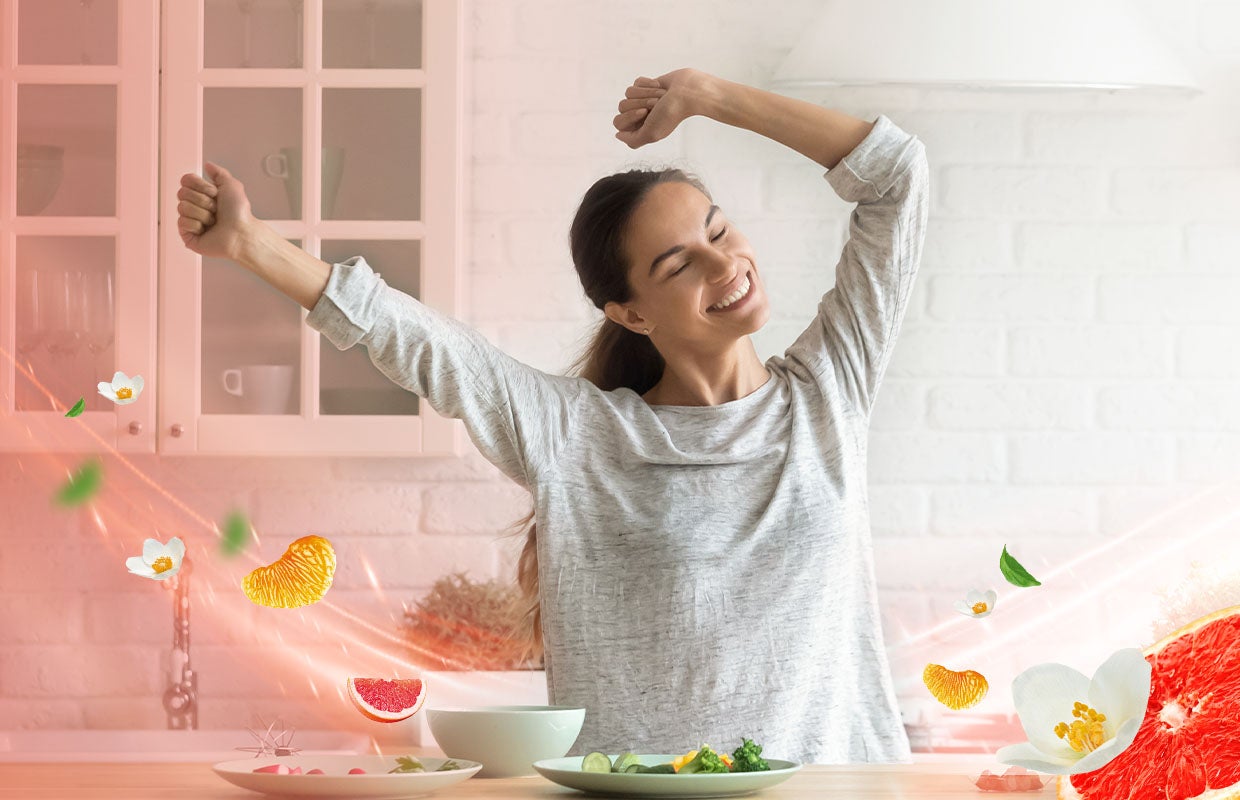 Mujer en la cocina sonriente disfrutando del aroma de Fabuloso Cítricos