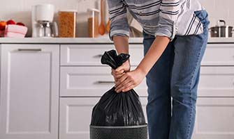 Hombre botando basura