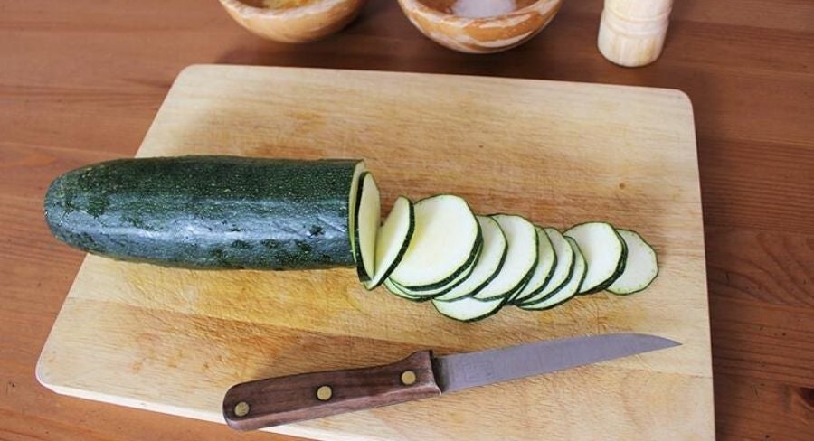 Chips de zucchini con parmesano y sal marina: procedimiento