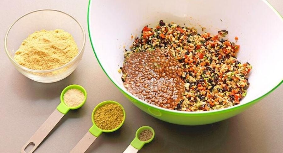 Hamburguesas de frijol: Saca la mezcla del picatodo y ponla en un bowl. Agrega la linaza hidratada.