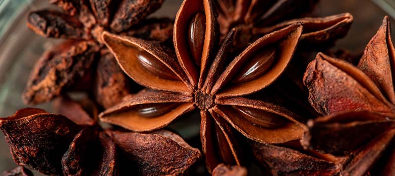 Mujer preparando mezcla de flores aromatizantes 