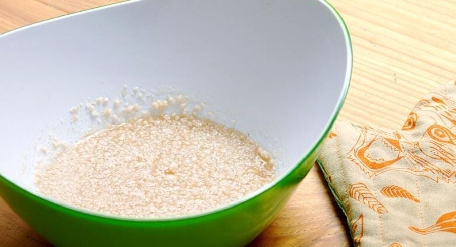 Galletas veganas: agrega la leche de almendras hasta que los azúcares se disuelvan completamente.
