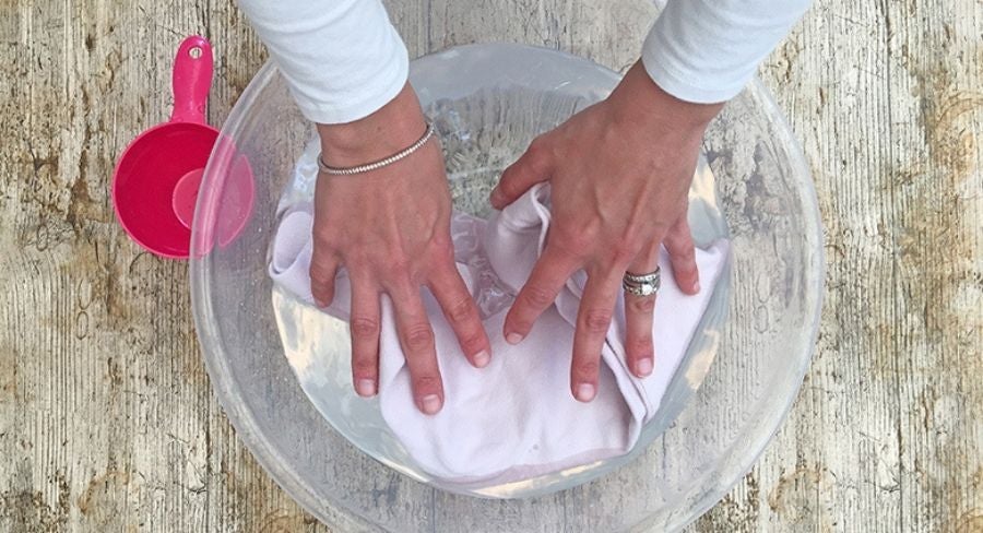 Manchas en ropa blanca: Deja reposar la prenda por 24 horas