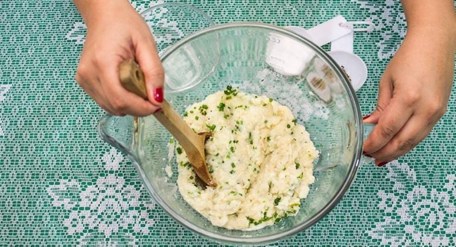 Puré de coliflor y queso parmesano: Mezcla con el cebollín hasta lograr una mezcla uniforme.