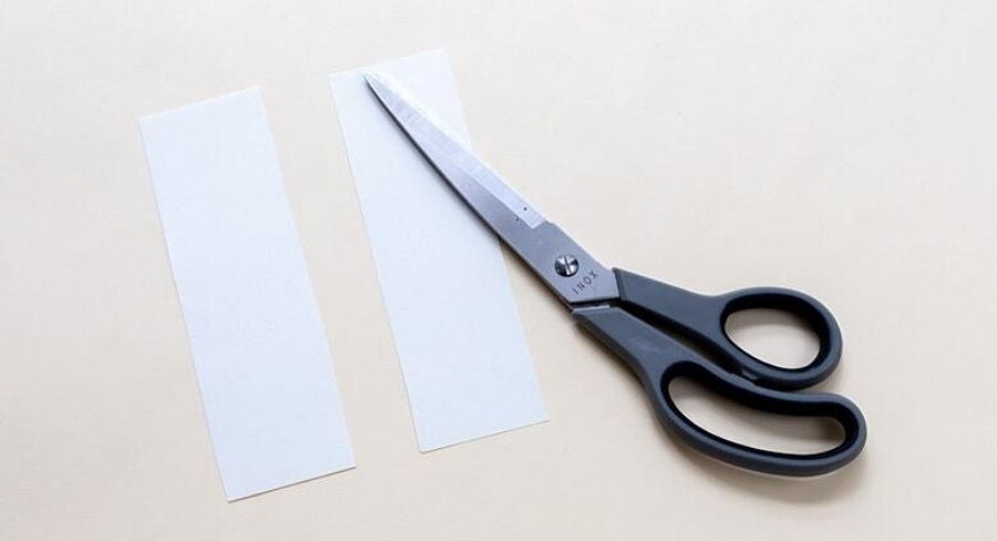 Fotables creativos: toma otra hoja de papel, dobla en cuatro partes y corta en tiras