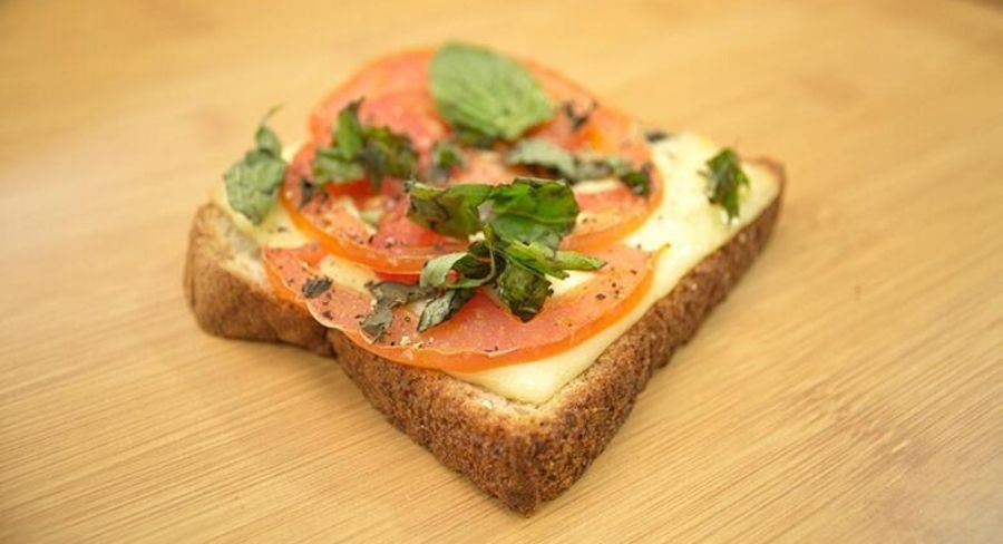 Tostadas de mozzarella, tomate y albahaca