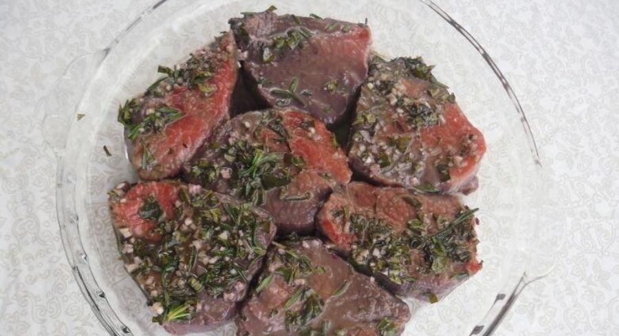 Paso a paso para marinar carne para asar, con hierbas y vino