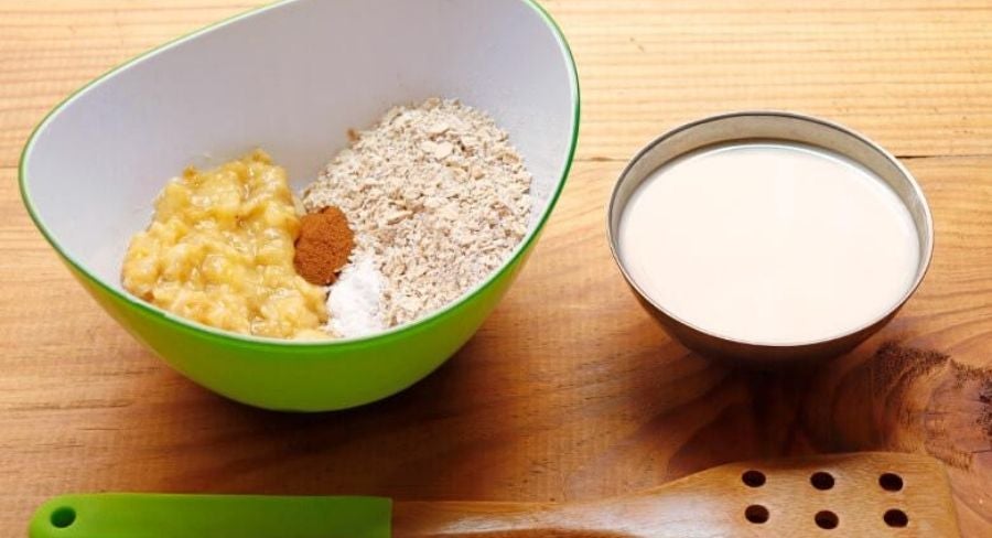 Procedimiento para hacer pancakes bajos en calorías y saludables: En un bowl mezcla la harina de avena, la canela, el bicarbonato y los bananos machacados. Quedará una pasta consistente.