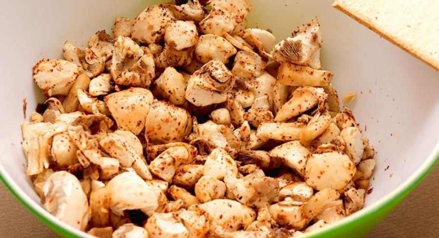 Pollo vegano: Mezcla hasta que todos los pedacitos de “pollo” vegano queden cubiertos homogéneamente y déjalos reposar por 5 minutos.