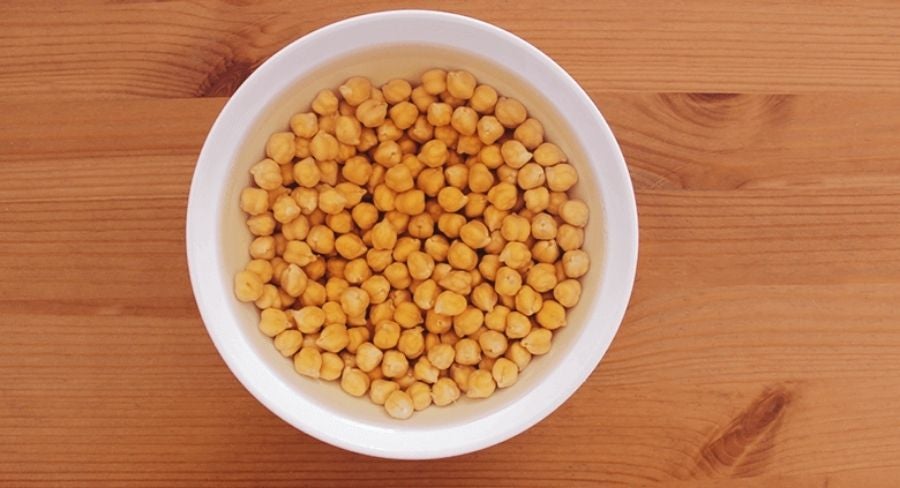 Ingredientes para preparar snacks saludables con garbanzos