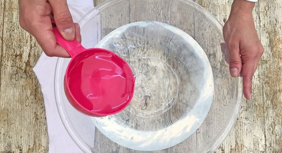 Manchas en ropa blanca: Mezcla una taza de vinagre blanco con 3 litros de agua fría..