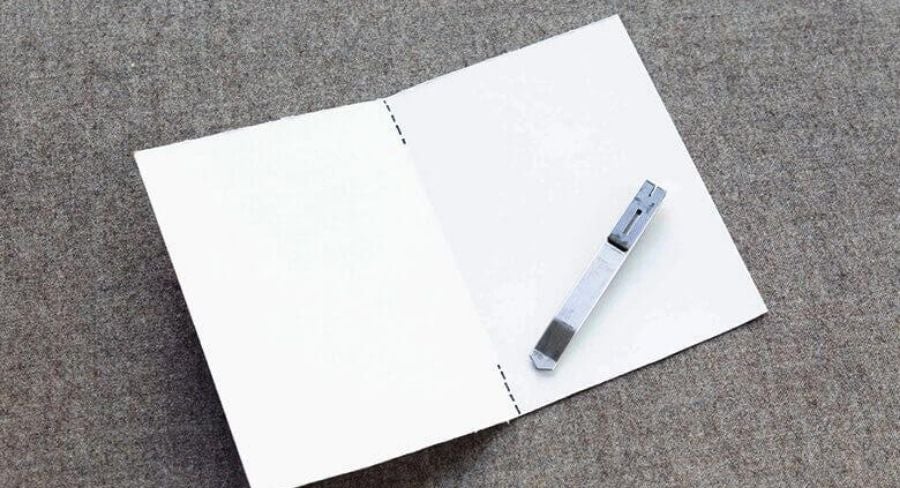 Libreta casera: toma el cúter y haz un corte en el centro de una de las hojas
