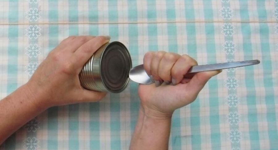 Cómo abrir una lata sin abrelatas