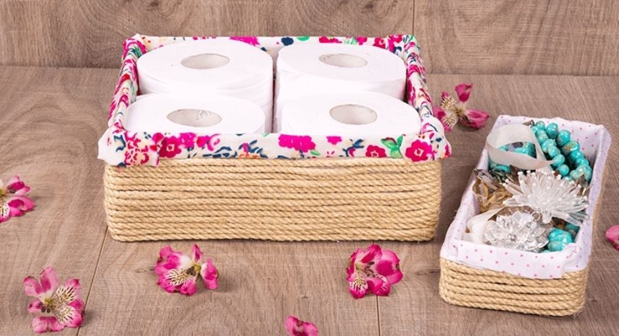 Esta canasta te servirá para guardar lo que quieras como toallas, papel higiénico, o los útiles escolares de tus hijos. Lo importante es darle un uso diferente y original como adornar un cuarto o contribuir a mantener ordenadas tus pertenencias (esto último es una gran idea hogar).