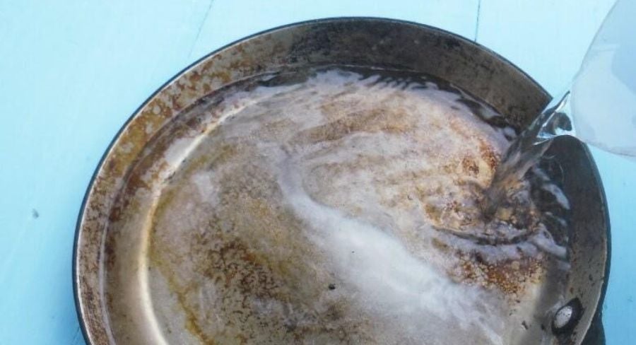agua hirviendo en la sartén con sal 