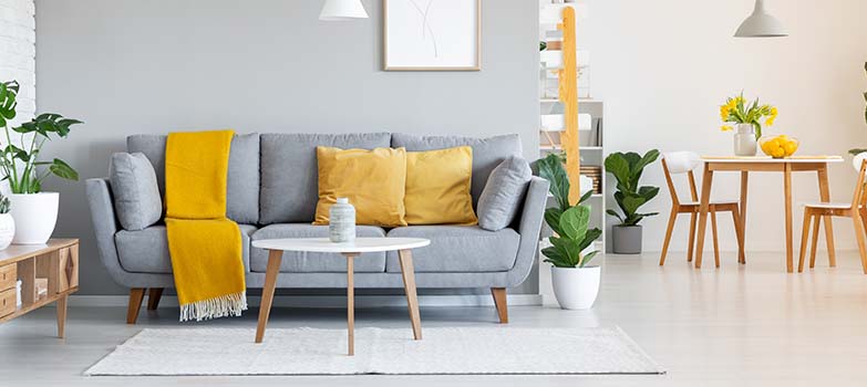 Mujer sentada en sofá 