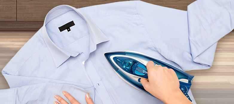 Persona planchando una camisa
