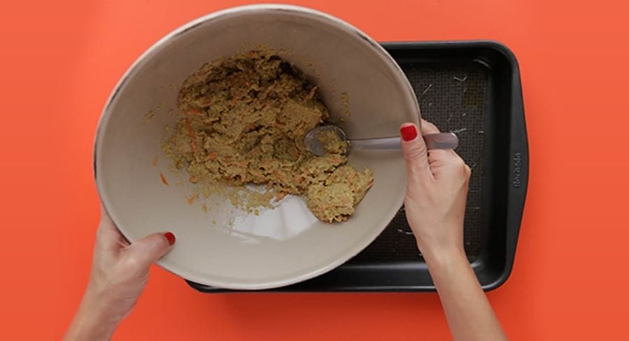 Preparación pan de lentejas: Vacía la mezcla en una charola para hornear previamente engrasada o si lo prefieres cubierta con papel encerado.