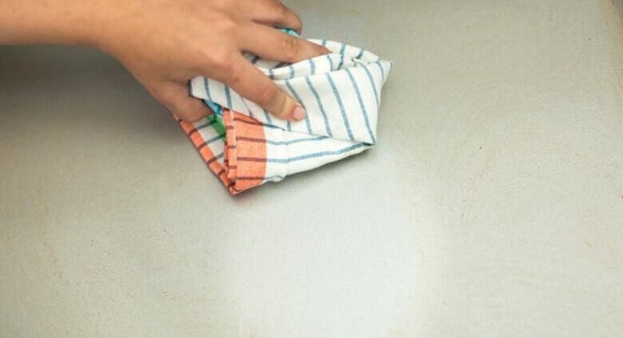 trapo sobre la mesa