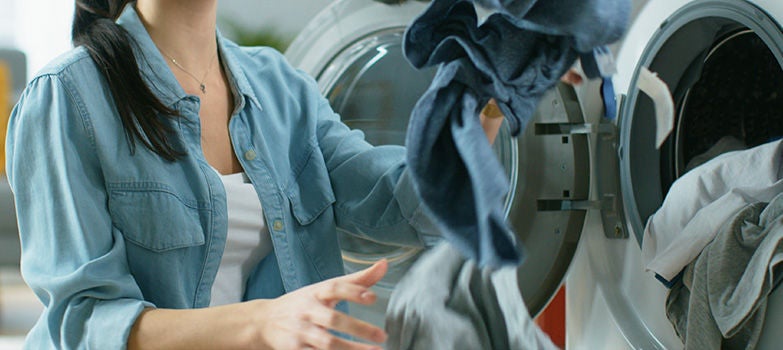 Con estos tips aprenderás paso a paso cómo lavar correctamente la ropa en seco siguiendo distintos métodos. Lava en seco la ropa de seda, terciopelo o vinipiel sin estropearla