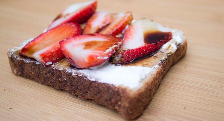 Tostadas de queso crema, fresas y vinagre balsámico