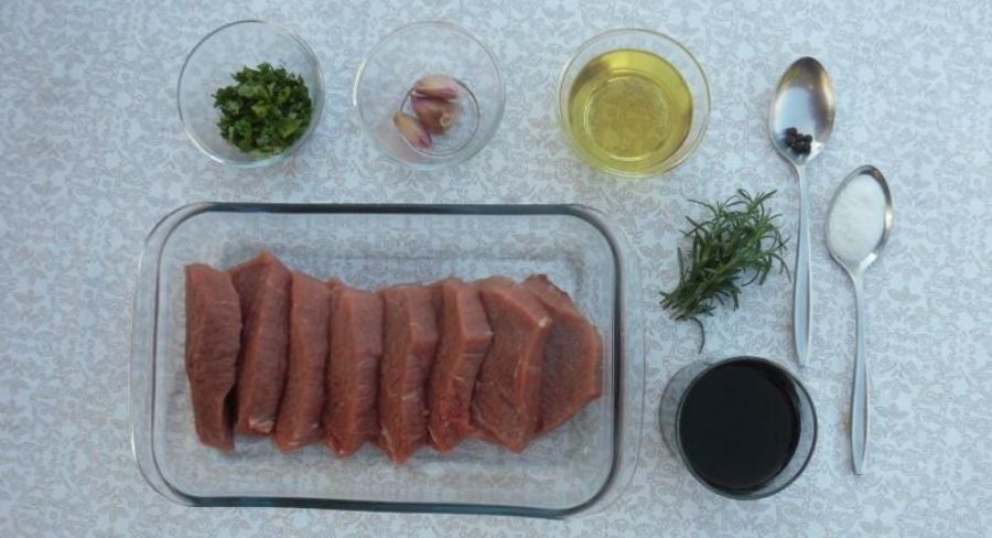 Ingredientes para marinar carne con hierbas y vino
