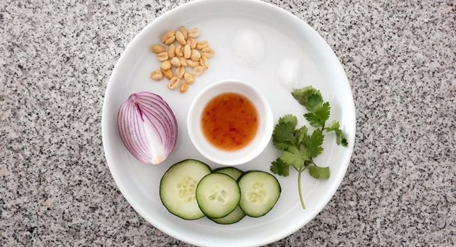 Ingredientes para preparar ensalada tailandesa de pepino