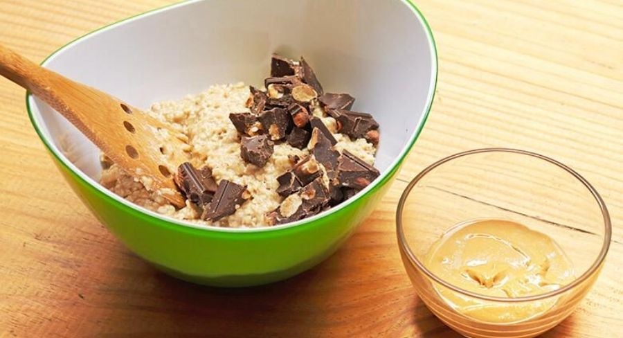 Galletas veganas: Verás que la mezcla está un poco más pegajosa y así está perfecta. Es el momento de agregar los chips de chocolate oscuro y la mantequilla de maní.