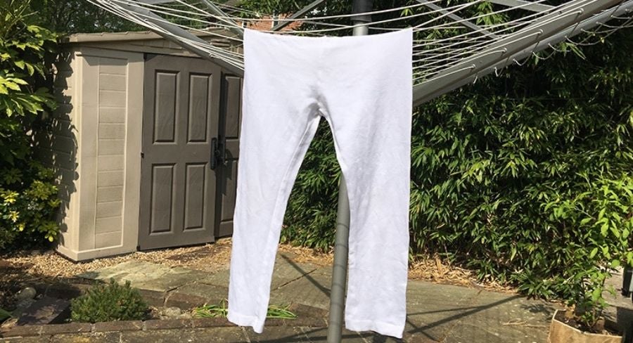Manchas en ropa blanca: Seca la ropa al aire libre