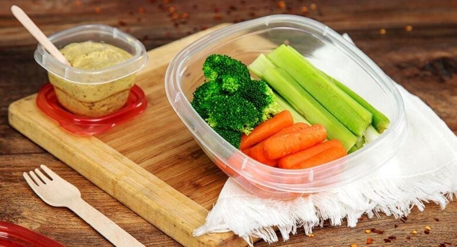 Verdura y hummus para llevar al trabajo
