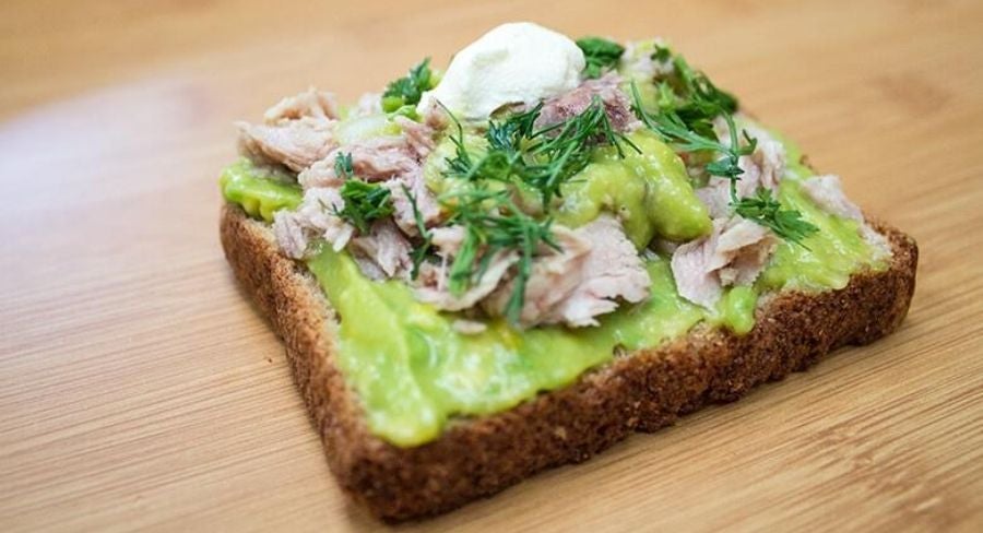 Tostadas de guacamole, atún y cilantro