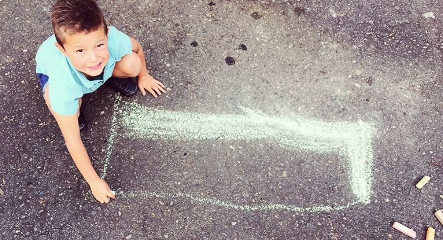 Niño dibujando con tiza