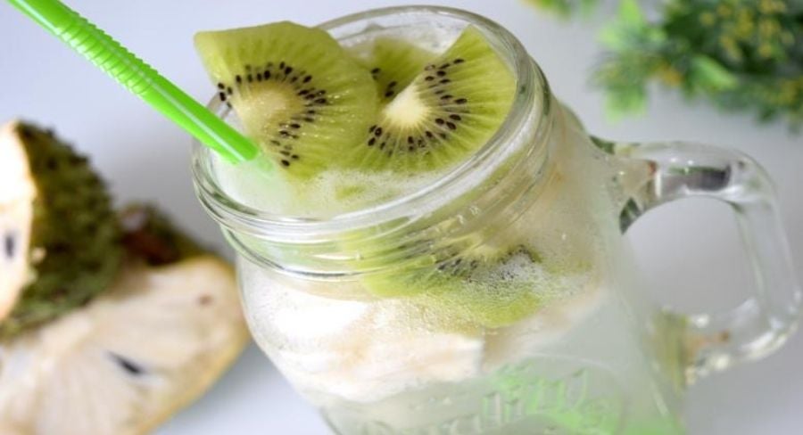 Bebidas refrescantes para el verano: guanabana y kiwi