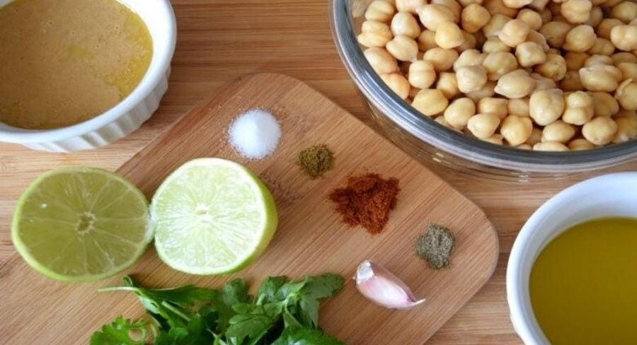 Ingredientes para hacer hummus de garbanzos