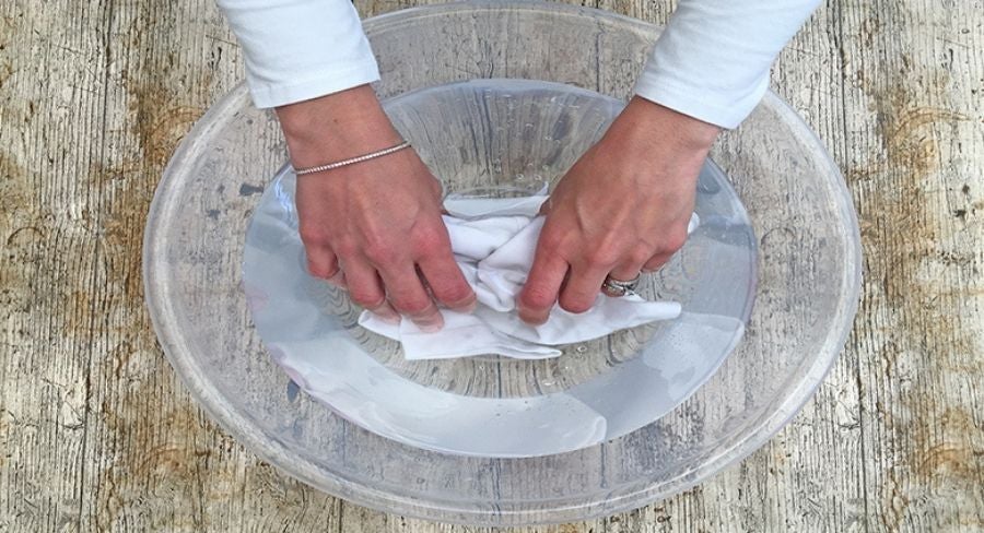 Manchas en ropa blanca: Enjuaga la prenda con agua fría y limpia