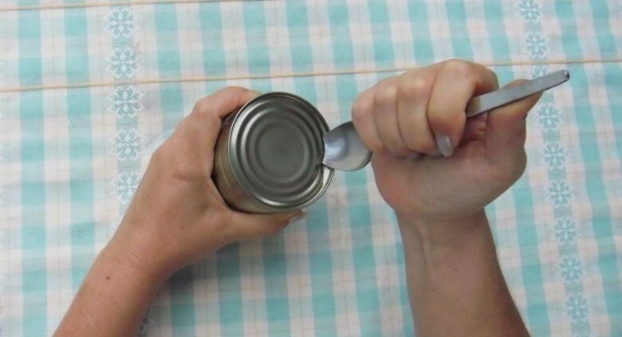Cómo abrir una lata sin abrelatas