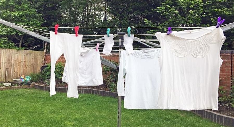 Manchas en la ropa de color blanco