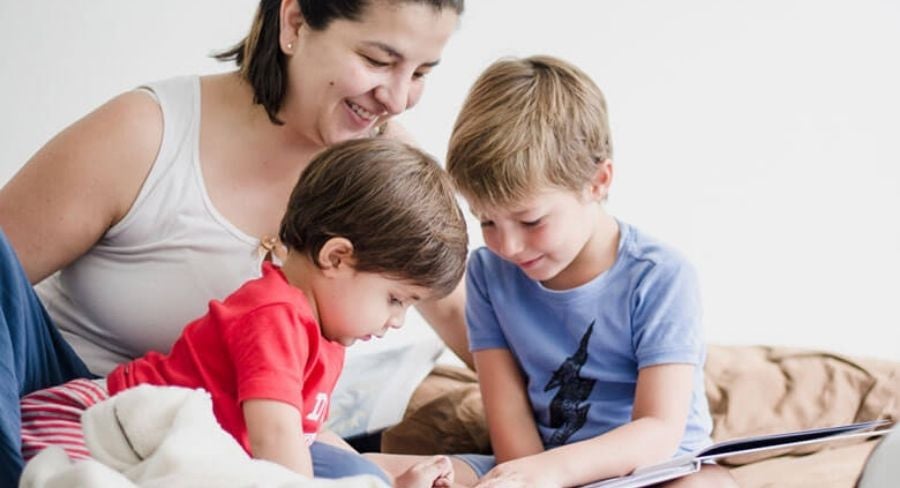 Mamá jugando con sus hijos