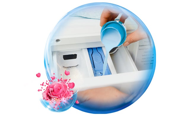 Persona vertiendo detergente líquido en el compartimento de la lavadora, asegurando una limpieza eficaz y fragancia duradera.