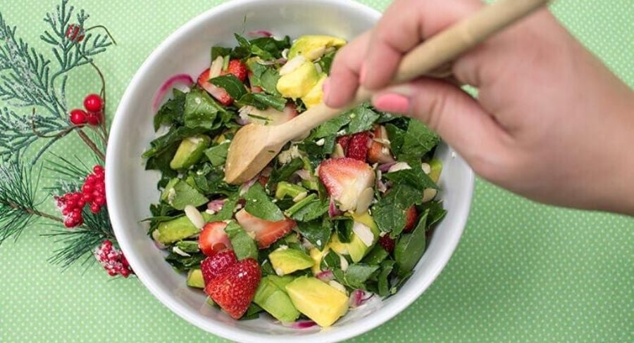 Paso a paso para preparar una ensalada navideña