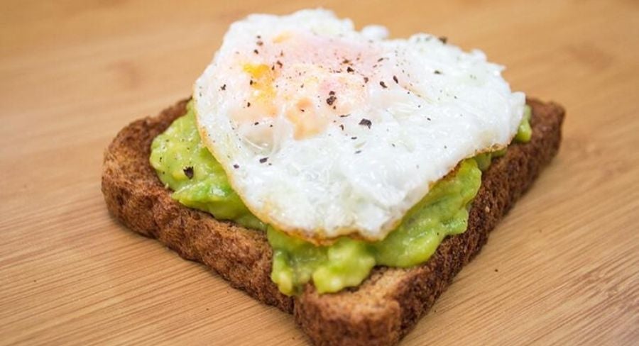 Tostadas de guacamole y huevo frito