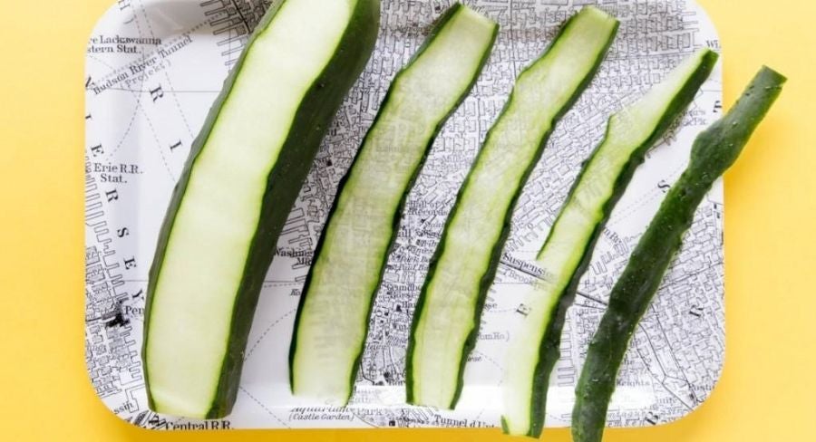 Rollos de pepino: Toma un pelador de verduras y rebana por la parte más larga del pepino.