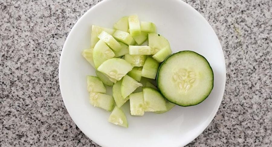 Proceso para preparar ensalada tailandesa de pepino: pela y corta el pepino