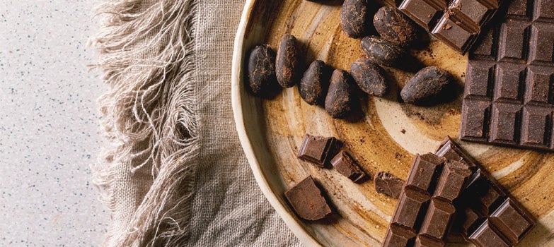barras de chocolate en plato con nueces a un lado