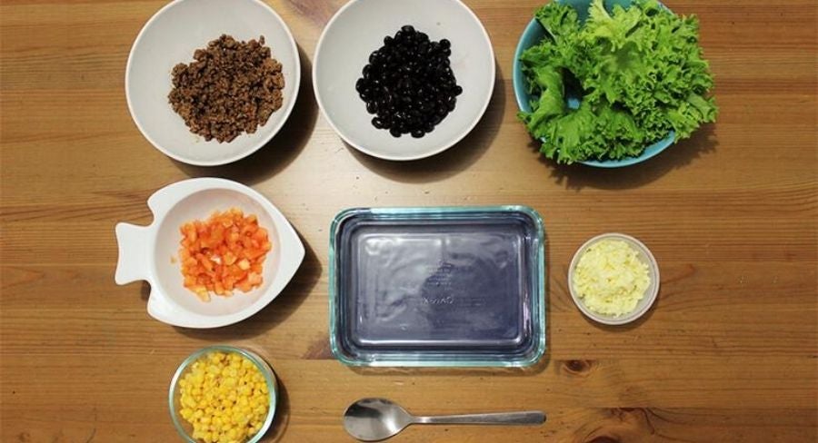 Ingredientes para para preparar una ensalada para el trabajo