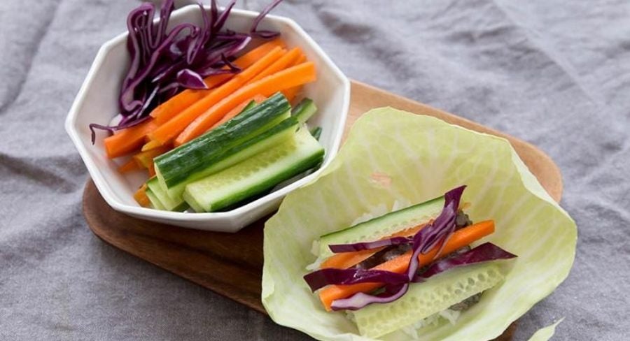 Rollos de vegetales: Agrega la zanahoria, el pepino y la col.