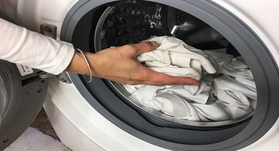 Manchas en ropa blanca: Lava la ropa en la lavadora