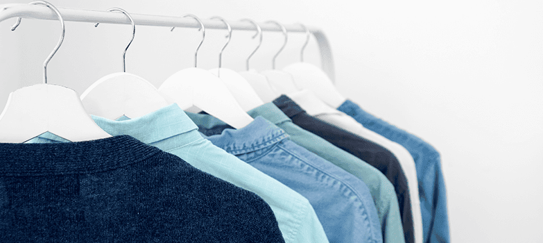 Camisas colgadas en un gancho, conservadas con todos los cuidados para la ropa necesarios para mantener su calidad y apariencia.