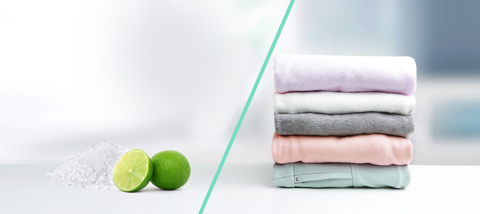 Necesitas sal refinada y limón. Cubre con sal la mancha de óxido y coloca unas gotas de limón, frota con tu dedo. Deja secar al sol y lava como siempre en lavadora 